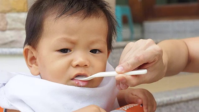 母亲在喂她的男婴视频素材