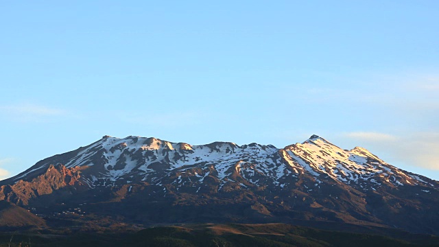 日落时分的汤加里罗国家公园火山，新西兰视频素材