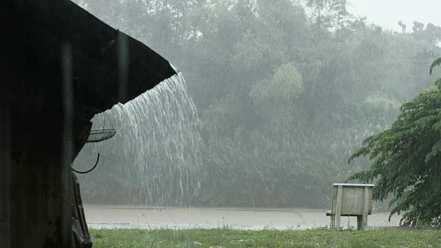 下雨天有河乡和滨水座位。视频下载