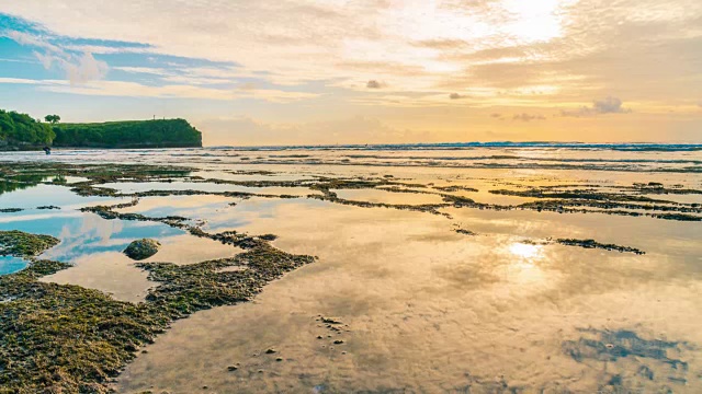 在印度尼西亚巴兰干岛的海滩上，云层在水里反射的时间流逝。视频素材