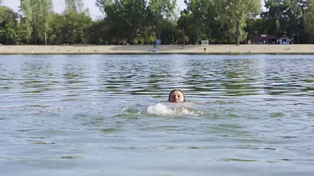 在湖里游泳视频素材