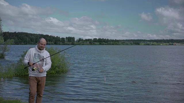 钓鱼的人。在湖上休息。视频素材