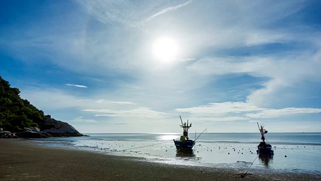 美丽的时光流逝，海滩上的渔船和海面上的太阳视频素材