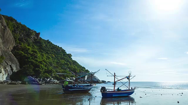 美丽的时光流逝，海滩上的渔船和海面上的太阳视频素材