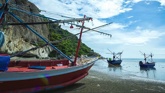 美丽的时光流逝，海滩上的渔船和海面上的太阳视频素材