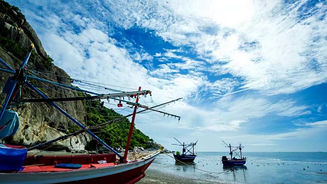 美丽的时光流逝，海滩上的渔船和海面上的太阳视频素材