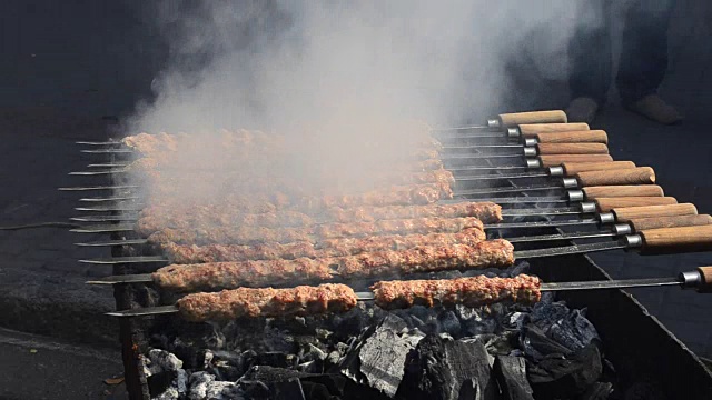 在火盆上制作羊肉串的技术。视频素材