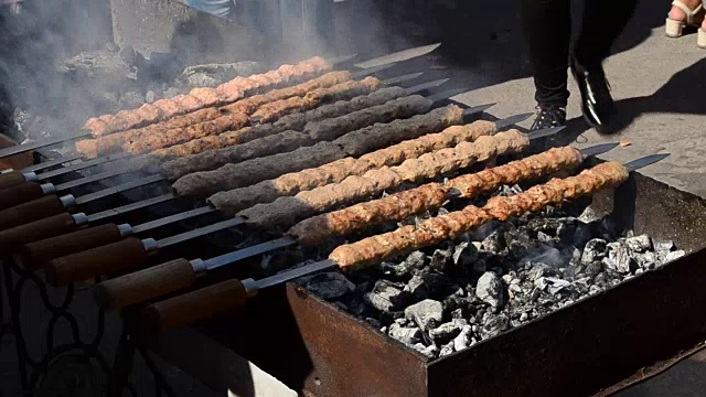 在火盆上制作羊肉串的技术。视频素材