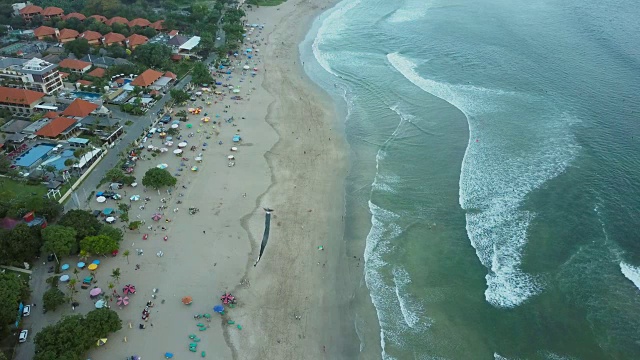 海滩鸟瞰图。巴厘岛。海洋视频素材