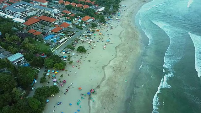 海滩鸟瞰图。巴厘岛。海洋视频下载