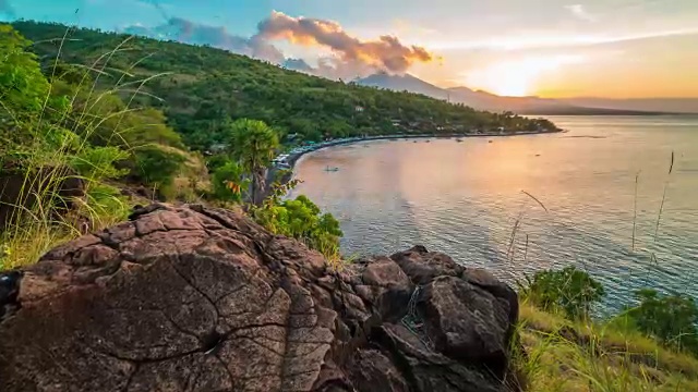 夕阳在Jemeluk海湾的时间流逝俯瞰阿贡火山在巴厘岛，印度尼西亚。视频素材