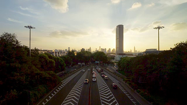 繁忙的道路和现代化的建筑在市中心的现代城市视频素材