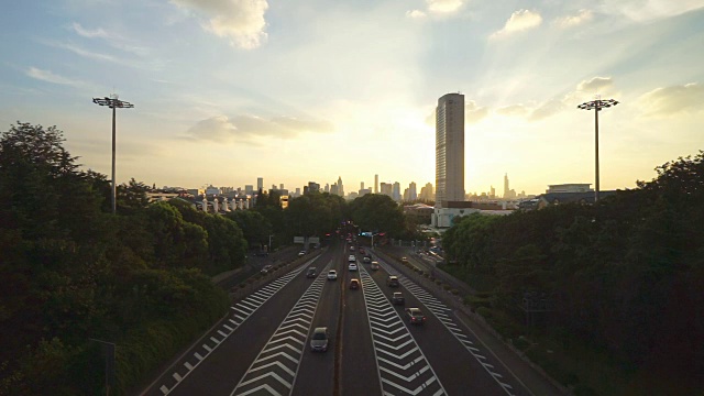 繁忙的道路和现代化的建筑在市中心的现代城市视频素材