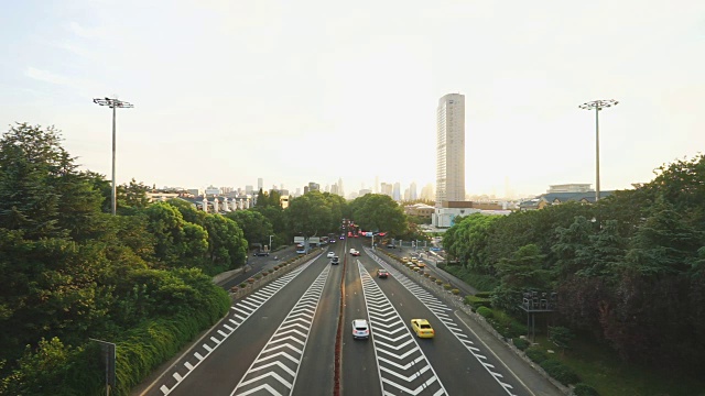 繁忙的道路和现代化的建筑在市中心的现代城市视频素材