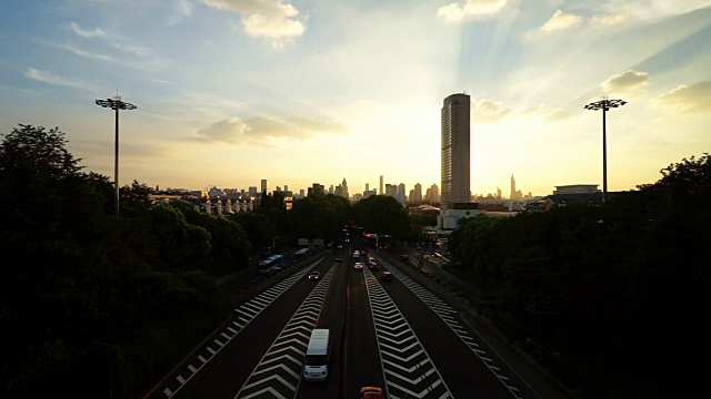 繁忙的道路和现代化的建筑在市中心的现代城市视频素材