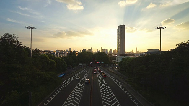 繁忙的道路和现代化的建筑在市中心的现代城市视频素材