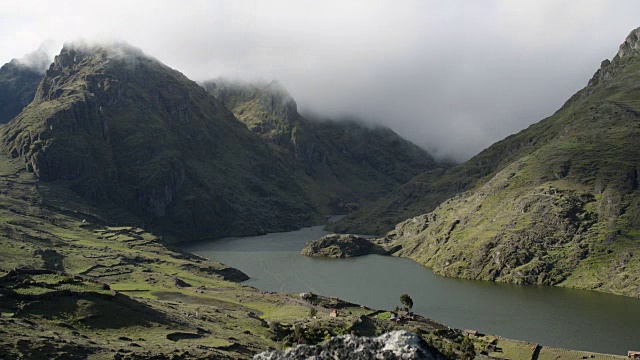 秘鲁库斯科山谷河上空云层的时间流逝视频素材