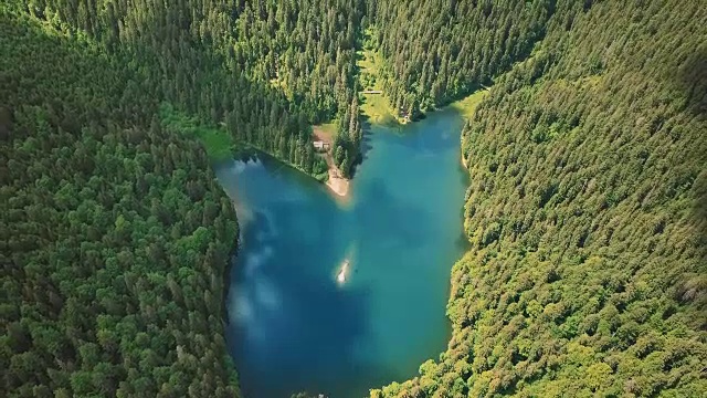 从空中飞过美丽的山脉，森林和蓝色的湖从一个鹰飞行的高度视频素材