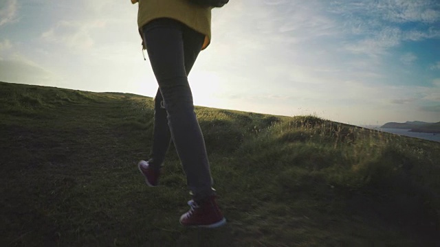 后视图的年轻女子背包登山视频素材