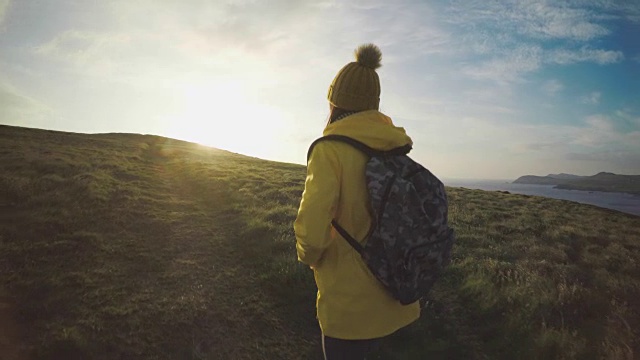 后视图的年轻女子背包登山视频素材