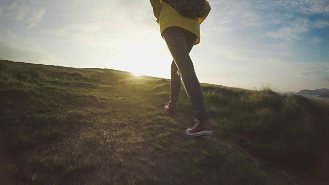 后视图的年轻女子背包登山视频素材