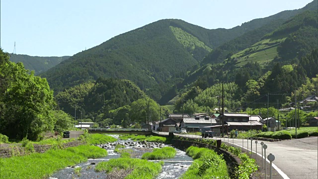 长镜头:日本静冈县，Okitsu河的上游和Ryogo-uchi地区的一个山村视频素材