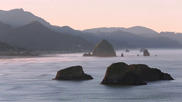 俄勒冈州坎农海滩，太平洋海岸，早安视频素材