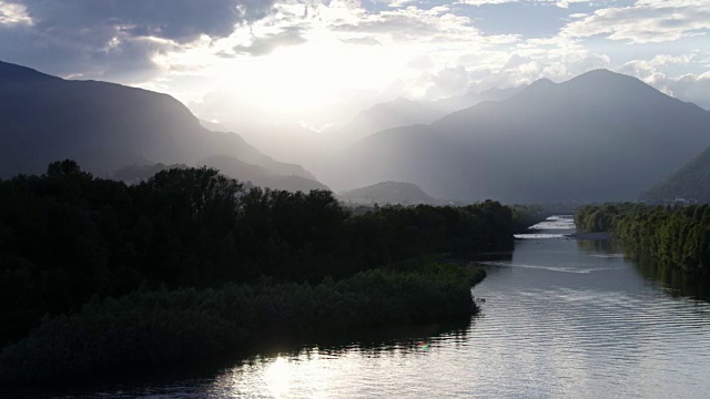 夕阳西下山峦倒影风景视频素材