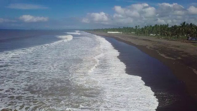 太平洋海岸鸟瞰图。视频素材