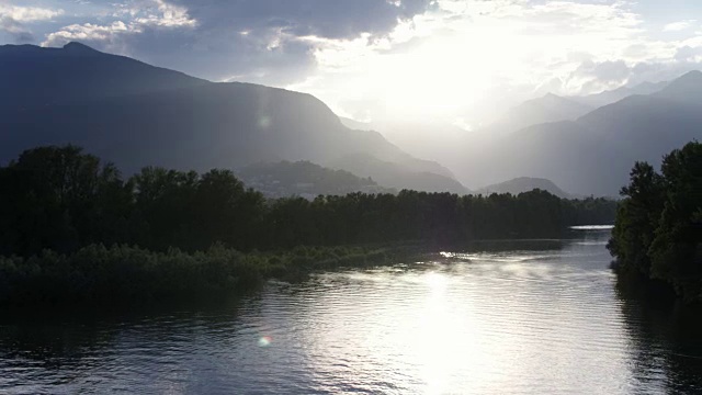 夕阳映照群山景色视频素材