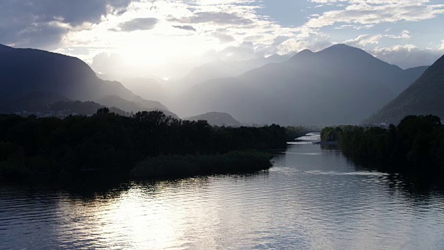 日落时的湖景视频素材