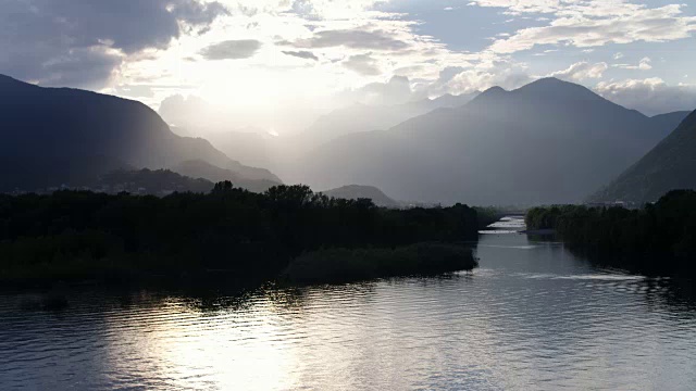 夕阳西下山峦倒影风景视频素材