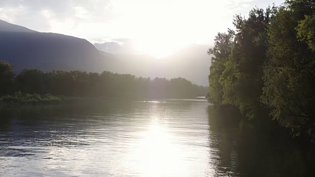 林中望天的湖光山色视频素材