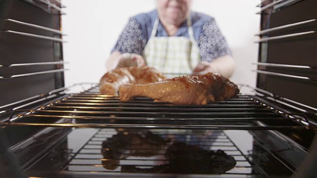 烤鸡腿在烤箱里烤视频素材