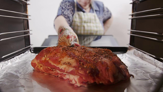 用烤炉慢烤蒜头猪肉视频素材