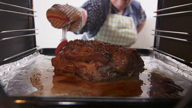 用烤炉慢烤蒜头猪肉视频素材