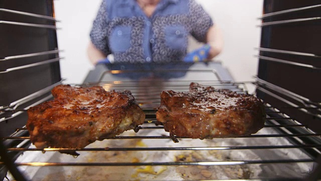 在热对流烤箱中烹饪烤肋排视频素材