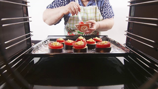 用电热对流炉烹饪炒菜。视频素材