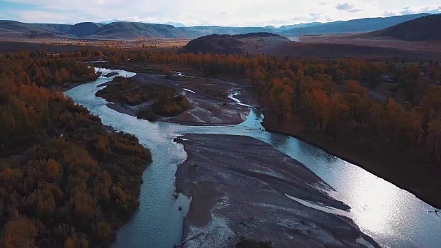 鸟瞰图。飞过美丽的山河。航空摄影机镜头。景观全景。阿尔泰,西伯利亚。视频素材