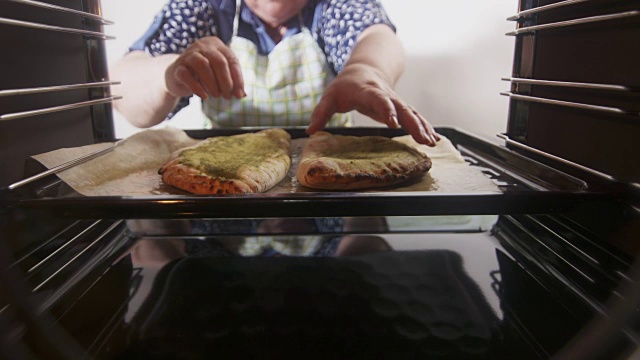 用烤箱烘焙传统意大利披萨馅饼视频素材