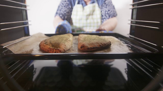 在烤箱中烘烤传统意大利馅饼。视频素材