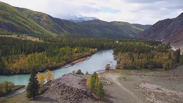 鸟瞰图。飞过美丽的山河。航空摄影机镜头。景观全景。阿尔泰,西伯利亚。视频素材