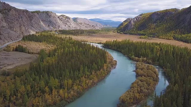 鸟瞰图。飞过美丽的山河。航空摄影机镜头。景观全景。阿尔泰,西伯利亚。视频素材