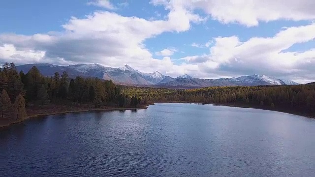 鸟瞰图。飞过美丽的山河。航空摄影机镜头。景观全景。阿尔泰,西伯利亚。视频素材