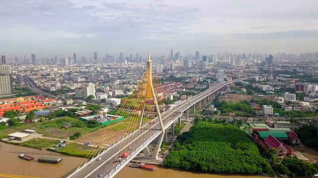 泰国普密蓬大桥交通的鸟瞰图视频素材