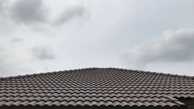 大雨前的云在屋顶上的时间流逝模糊了视频素材