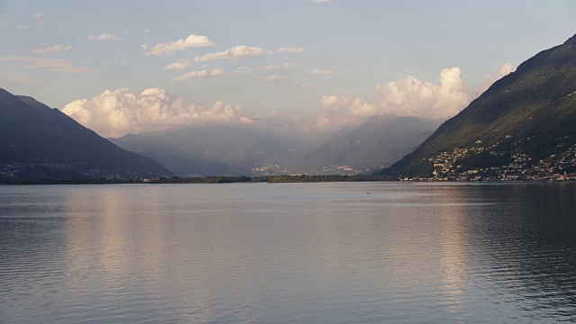 日落时的湖景视频素材