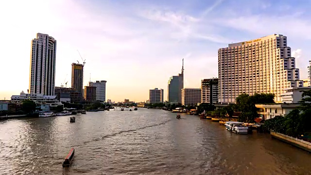 湄南河日落美景，乘客轮游览泰国曼谷水路视频素材