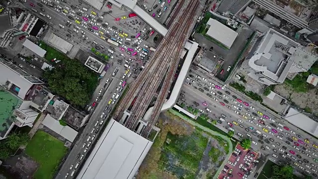 泰国曼谷街道十字路口和连接捷运和bts公共交通的桥梁鸟瞰图视频素材