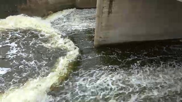 老混凝土河湖大坝建设和水花视频素材